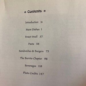 Puede incluir: Una p&aacute;gina en blanco y negro con la palabra "Contents" en negrita, seguida de una lista de t&iacute;tulos de cap&iacute;tulos y n&uacute;meros de p&aacute;gina. Los cap&iacute;tulos incluyen "Introduction", "Main Dishes", "Sweet Stuff", "Pasta", "Sandwiches & Burgers", "The Burrito Chapter", "Beverages" y "Photo Credits".