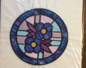 Stoff Maschine Bestickt Blau, Lila Blume Quilt Block Stück 10 "Quadrat Weißer Hintergrund Blau, Lila Blume-Stain Glass look