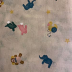 Leuke kinderprint stof 34 &quot;x 44&quot; plus crème achtergrond verschillende gekleurde honden, olifanten, beren, konijnen en eendenspeelgoed
