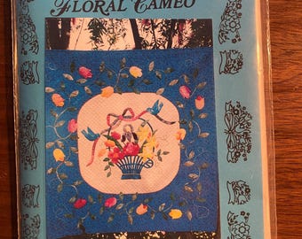 Patrón de edredón con apliques de flores y camafeos florales - Marlene Peterman - 32” x 32” - Tapiz para colgar en la pared