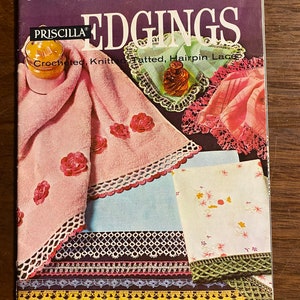 Puede incluir: Un libro vintage titulado "PRISCILLA EDGINGS" con una portada que presenta varios diseños de bordes de encaje de ganchillo, tejido, tejido de encaje y encaje de horquilla. El libro es de Coats & Clark's y es el número 138. El precio es de 29 centavos.
