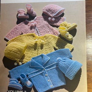 Uncinetto per una serie di corredini per neonati - Ruth Lafon Blythe - Neonati - Modelli per maglieria del 1985 Maglioni, scarpine, cappelli