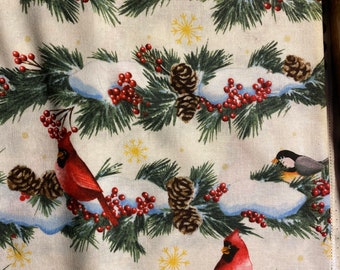 Cardenal rojo navideño (pájaro), carbonero y ramas de pino, fondo blanco - 36" de largo x 44" de ancho - Brother Sister Design