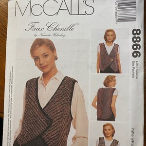 Puede incluir: Patrón de costura McCall's para un chaleco de imitación de chenille. El patrón es para la talla 8866 e incluye un sobre. El patrón es para un chaleco con cuello en V y un frente cruzado.