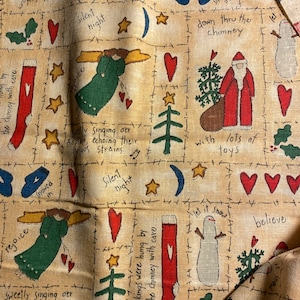 Tissu de Noël Père Noël, Ange, Bonhomme de neige Rouge / Vert / Blanc sur fond beige 1995 - Choisissez la taille design par Brenda Gervais