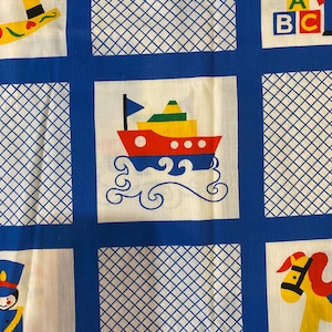 Boot / trein / soldaat / hobbelpaard in vierkanten - leuke kinderprintstof 40 x 44 inch wit met verschillende kleuren (groen, blauw, geel)