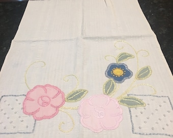 Hand geborduurde vintage tafel / dressoir runner - 23 " x 15 " off-white linnen met hand applicatie geborduurde bloemen