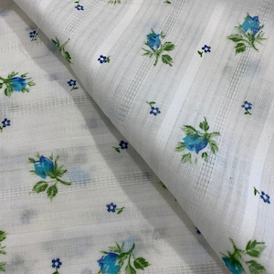 Tissu Blue Rose Buds sur fond blanc / Tissage ouvert Look texturé 32 » x44 » de large
