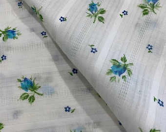 Tecido com botões de rosa azuis em fundo branco/tela aberta com textura de 32" x 44" de largura