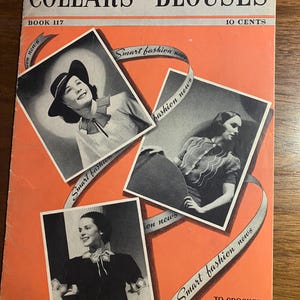 Peut inclure: Livret vintage intitulé "COLLARS and BLOUSES" avec des images de femmes en chemisiers et cols. La couverture est orange avec des photos en noir et blanc et le texte "Smart fashion news". Le livret est marqué "BOOK 117" et "10 CENTS".