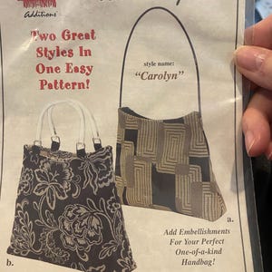 Puede incluir: Un patrón de costura para dos estilos de bolsos, uno con estampado floral y el otro con estampado geométrico. El patrón se llama "Carolyn" y es de BagWorks Additions. El texto dice "¡Dos Grandes Estilos En Un Patrón Fácil!" y "¡Añade Adornos Para Tu Bolso Perfecto Único En Su Clase!"