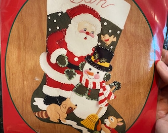 Bucilla Gallery Of Stitches Babbo Natale, pupazzo di neve, amici - Kit per calza di Natale in feltro e paillettes da 15" - Nuovo kit per calza pronto da realizzare - 1992