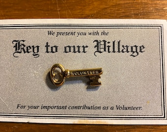 Key Volunteer Tie Tack Pin - Goldton ~1" Lang - Anzug Pin / Krawattenschmuck - Toll um Anerkennung zu bieten - Tragen an Mütze, Kragen, Krawatte etc