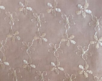 Tecido rosa flores bordadas rosa - fundo rosa / motivos bordados texturizados 18" x 44" de largura