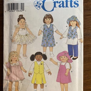 Może przedstawiać: Wzór krawiecki Simplicity Crafts z ilustracjami odzieży dziecięcej. Wzór zawiera projekty sukienek, spódnic i kamizelek. Okładka zawiera tekst "7444" i "ONE SIZE".