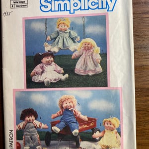 Puede incluir: Un patrón Simplicity vintage con varias muñecas Flower Kids. Las muñecas se representan en varias poses, incluso en un columpio y en un vagón rojo. El patrón incluye el número 6823 y el año 1985.