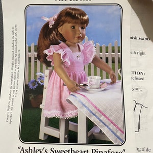 Ashley&#39;s Sweetheart Pinafore - UBRANIA DLA LALEK Wzór pasuje do Ashley lub można go dopasować do innych 18-calowych lalek Lalka kreatywna - 1998 -,