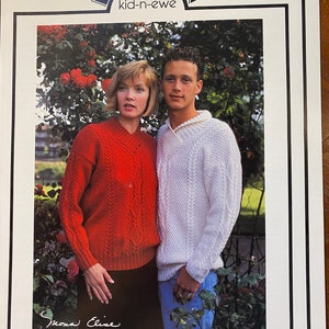 Puede incluir: Un folleto de patrones de tejido de punto con una foto de dos personas que llevan suéteres. El folleto se titula "BrySpun kid-n-ewe" y el número de volumen es 4. El texto "Mona Elise" está escrito en cursiva en la parte inferior de la foto.