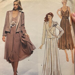 Puede incluir: Un patrón de costura vintage Vogue Designer Original con tres diseños de vestidos. El patrón incluye un vestido con chaqueta, una falda larga con chaqueta y un vestido de tirantes finos. El patrón está etiquetado como "Gianni Versace".
