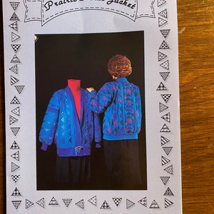 Könnte beinhalten: Ein Schnittmuster für eine Prairie Point Jacke mit einer blauen und pinken geometrisch gemusterten Jacke mit rotem Kragen. Das Muster ist von Mary Anne Caplinger, peaks & valleys creations, Grass France.