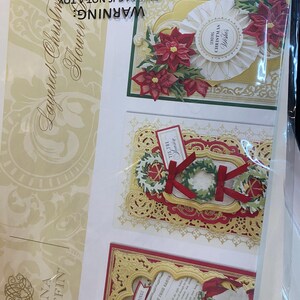 Może przedstawiać: Opakowanie warstwowych wykrojnik&oacute;w kwiat&oacute;w bożonarodzeniowych. Wykrojniki przedstawiają czerwone poinsecje, wieńce i dekoracyjne ramki. Opakowanie zawiera tekst "Sending Christmas Wishes" i "Season's Greetings".