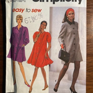 Pode incluir: Padrão de costura Simplicity 7609, com ilustrações de três modelos de vestidos diferentes. O padrão inclui tamanhos WW (18-24) e EUR WW (46-52). O texto "easy to sew" é exibido na frente.