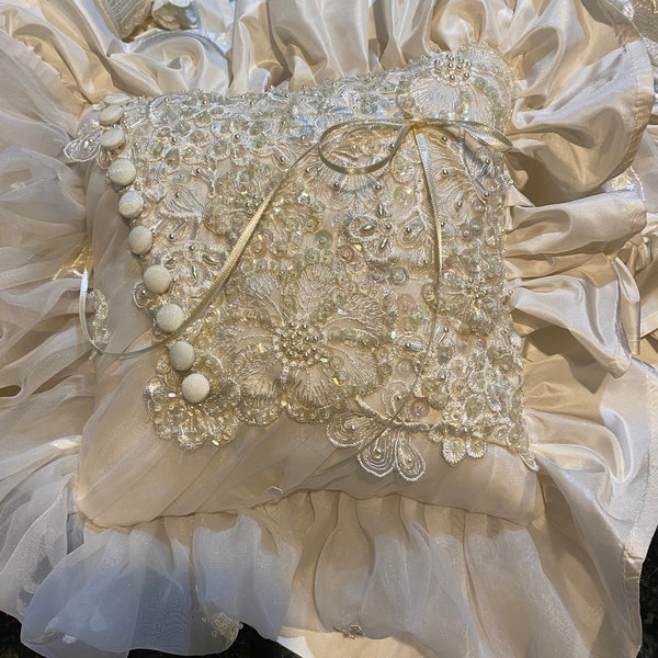 Coussin pour porte-alliances fabriqué à partir d'une robe de mariée vintage (personnalisée) Chaque pièce est unique