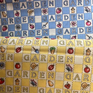 Pode incluir: Dois tecidos com um padrão repetitivo "GARDEN" num design xadrez. Um tecido é azul e branco, o outro é amarelo e branco. O padrão inclui ilustrações com temas de jardim, como frutas, flores e insetos.