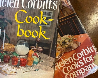 Puede incluir: Dos libros de cocina vintage con una cubierta amarilla y marrón. El libro de arriba se titula "Helen Corbitt's Cook-book" y el libro de abajo se titula "Helen Corbitt Cooks for Company".