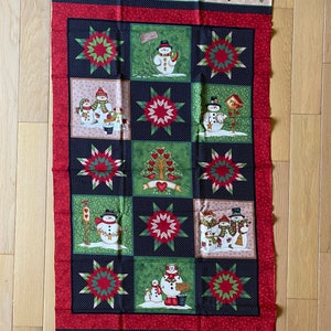 Snowbuddies / Snowflakes Welcome - Winter Snowmen - Diana Marcum / Marcus Bros - Panneau de tissu pour courtepointes murales, etc. - Vert / Rouge