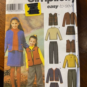 Może przedstawiać: Wzór Simplicity numer 4838 do łatwego szycia odzieży dziecięcej. Wzór zawiera instrukcje szycia kamizelki, spodni, spódnicy i swetra. Wzór jest dostępny w rozmiarach K5, 7, 8, 10, 12 i 14.
