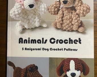 Op de afbeelding: Een boekomslag met twee gehaakte hondenfiguren, een witte poedel met een roze strik en een bruine poedel. De titel "Animals Crochet" staat boven de ondertitel "5 Amigurumi Dog Crochet Patterns". Hieronder staan nog twee voorbeelden van gehaakte honden.