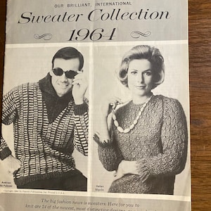 Könnte beinhalten: Eine Vintage-Magazinseite mit einem Schwarzweißfoto eines Mannes, der einen gestreiften Pullover trägt, und einer Frau, die einen strukturierten Pullover trägt. Die Magazinseite trägt den Titel "Unsere brillante, internationale Pullover-Kollektion 1964".