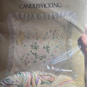 Kit de bordado CANDLEWICKING con forma de corazón floral (35,5 x 35,5 cm) - Candamar Designs 80137, 1983 - Kit de costura vintage - Algo especial