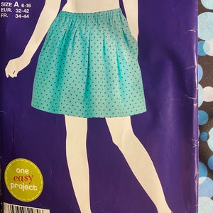 Kit - Tyg / Mönster / Resår - Kjol Simplicity 1970 (2011), Blått prickigt tyg och resår - Sy Simple Storlek 6 till 16