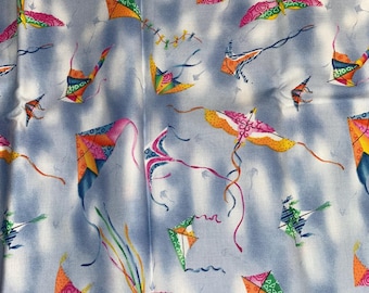 Tessuto Flying High Kites - 31" x 44" - Sfondo blu con rosa, viola, giallo e verde