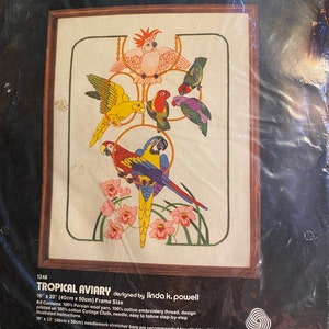 Aves de aviario tropical - Kit de costura de bordado de dimensiones Crewel 1248 - Criaturas salvajes - 1983 - Linda Powell - Punto de aguja - 16&quot; x 20&quot;
