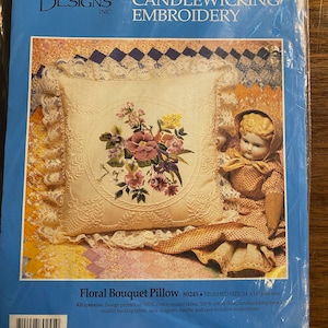 CANDLEWICKING Bordado &quot;Floral Bouquet&quot; PILLOW (14&quot; x 14&quot;) Kit - Candamar Designs #80245 - Kit de costura sin abrir Vintage