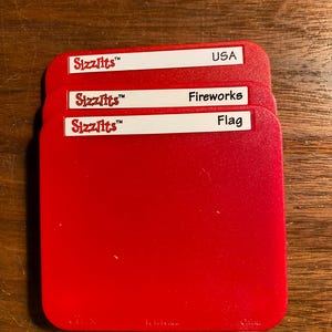 Jeu de matrices Sizzix Sizzlits, drapeau des États-Unis du 4 juillet pour machine à rouleaux, fabrication de papier, fabrication de cartes imprimées - Matrice de découpe rouge 2,75 x 2,25 po