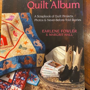 Op de afbeelding: Een boek getiteld "Benni Harper's Quilt Album: Een verzameling van quiltprojecten, foto's en nooit eerder vertelde verhalen" door Earlene Fowler & Margrit Hall. De omslag toont een kleurrijk quilt met een cowboyhoed, laarzen en een touw.