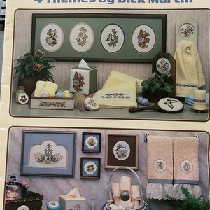 Peut inclure: Un ensemble de quatre motifs de point de croix pour la décoration de la salle de bain. Les motifs représentent des papillons, des coquillages et d'autres thèmes nautiques. Les motifs sont intitulés "Bath Collections 4 Themes by Dick Martin".