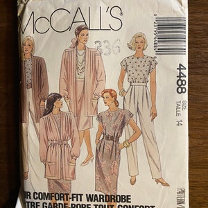 Könnte beinhalten: Ein Schnittmuster für eine bequeme Garderobe. Das Schnittmuster enthält vier verschiedene Stile von Kleidern und Oberteilen. Das Schnittmuster ist für Größe 14. Das Schnittmuster ist von McCall's und die Schnittmuster-Nummer ist 4488.