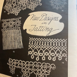 Könnte beinhalten: Ein Schwarzweißbild mit fünf verschiedenen Designs für Häkelspitze. Die Designs sind mit den Nummern 10, 11, 12, 13, 14 und 15 gekennzeichnet. Der Text "Neue Designs in Häkelspitze" ist in Kursivschrift geschrieben.