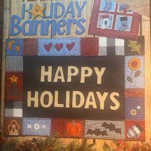Puede incluir: Un libro titulado "Fall & Winter Holiday Banners" con un diseño de patchwork colorido en la portada. El libro presenta una variedad de pancartas con temática navideña con diseños como estrellas, corazones, calabazas y pavos. El libro es de Holly Witt.