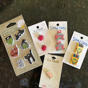Vintage speciale knoppen Kies: Halloween, appels, watermeloen, kleurpotloden, schoolhuis - op kaart - nieuwe oude voorraad