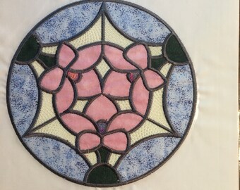 Stoff Maschine Appliziert / Bestickt Rosa Blaue Blume Quilt Block Stück 10 "Quadrat Weißer Hintergrund Rosa Blaue Blume -Stain Glass look
