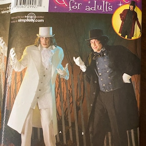 Op de afbeelding: Simplicity kostuum patronen voor volwassenen. De verpakking toont twee mannen in kostuums, één in een witte outfit met een hoge hoed en de andere in een zwarte outfit met een hoge hoed. De tekst "Costumes for adults" staat in een paarse banner.