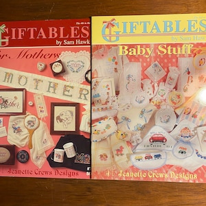Puede incluir: Dos libros titulados "Giftables for Mothers" y "Giftables Baby Stuff" de Jeanette Crews Designs. Los libros presentan ilustraciones coloridas de patrones de punto de cruz.