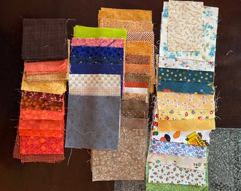 125 pezzi di blocco trapunta quadrati in tessuto da 3 1/2" - 4 1/2" e 5" quadrati in tessuto vintage - Miscela di colori autunnali con arancione/marrone/verde, ecc.