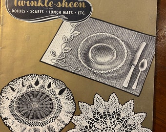 Bucilla Accessori per i set da pranzo Home Doilies - Table Runners Book No. 155 (1950) disegni tra cui fiori, stelle, fiocco di neve ecc
